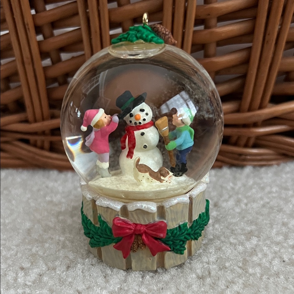 Vintage Hallmark Ornament 2004 Building a Snowman (Winter Wonderland #3) VGC
